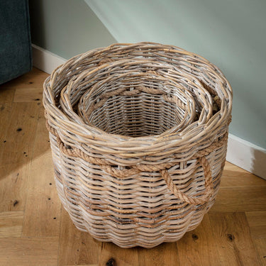 Quatropi Cotswold Set of 3 Round Grey Wicker Baskets with Rope Handles